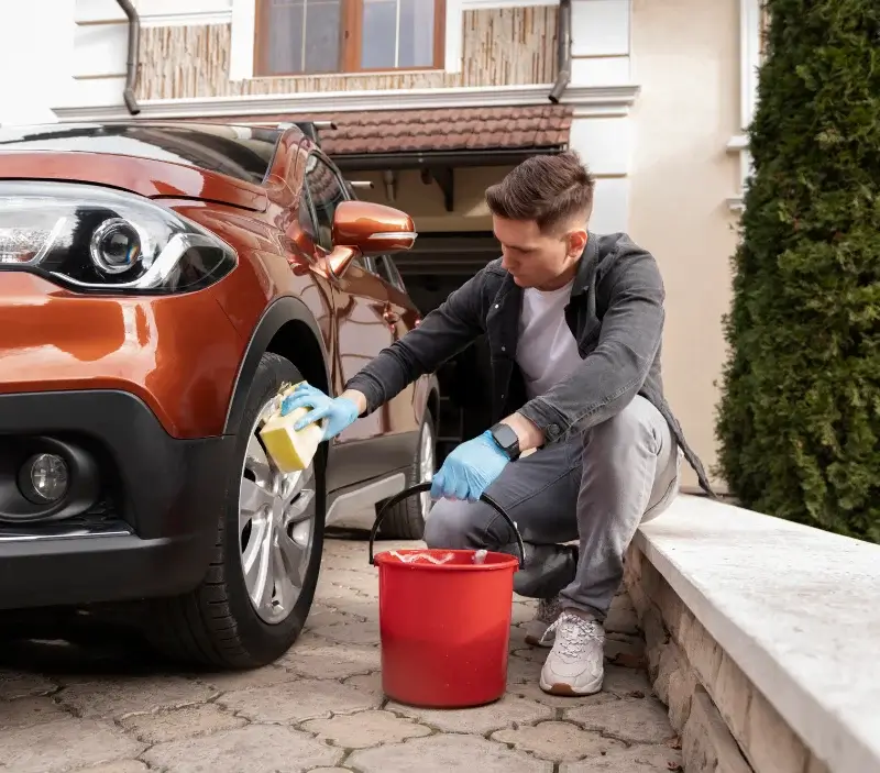 Lavage auto à domicile Tréhorenteuc : professionnel intervenant sur un véhicule